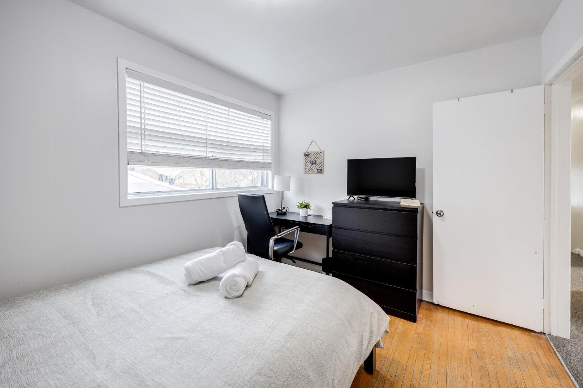 Eglinton West Guest Suite Toronto Ngoại thất bức ảnh