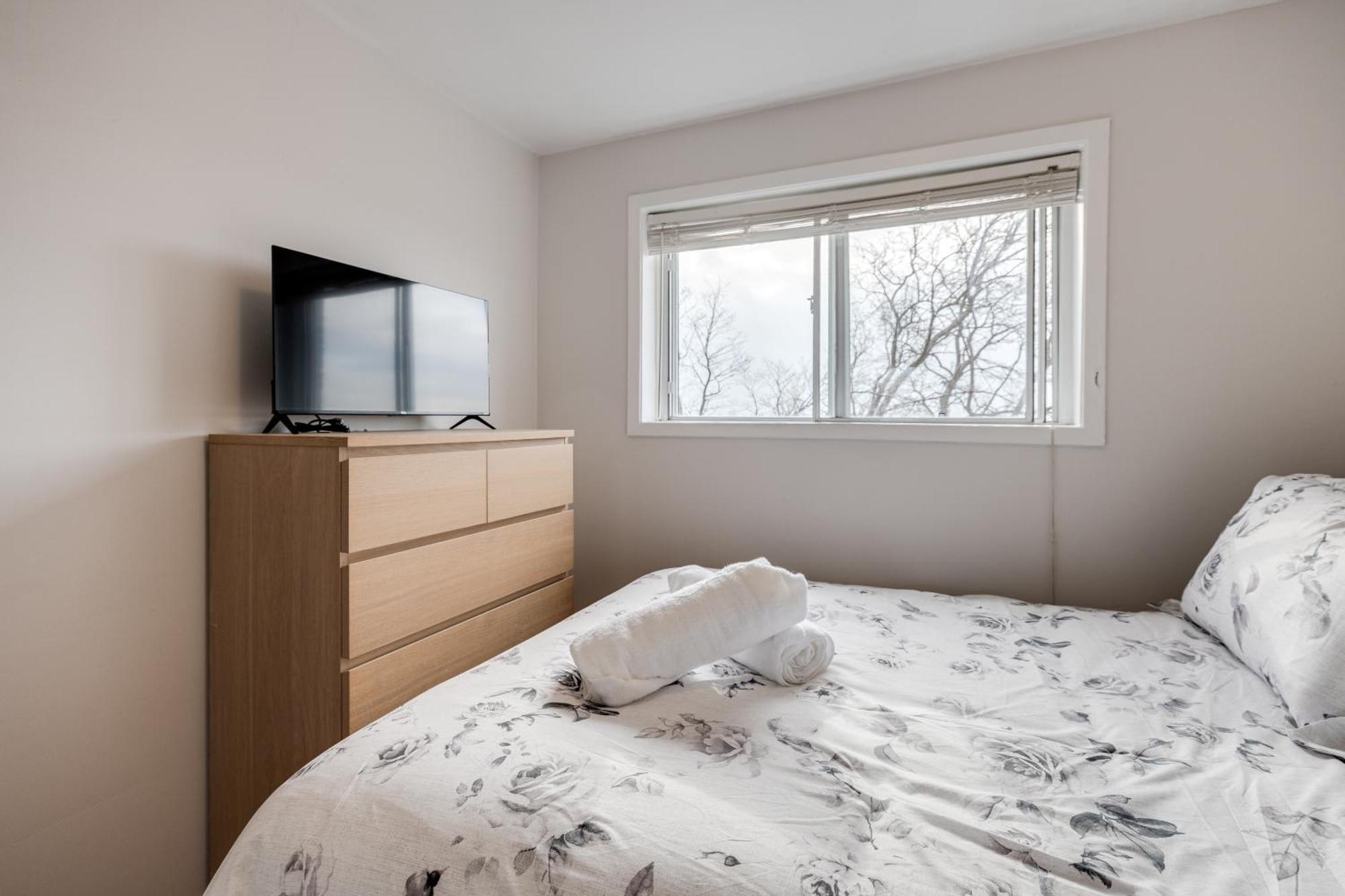 Eglinton West Guest Suite Toronto Ngoại thất bức ảnh