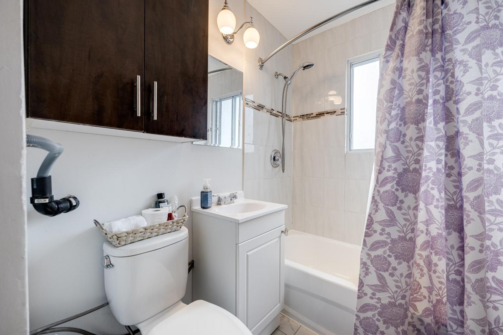 Eglinton West Guest Suite Toronto Ngoại thất bức ảnh