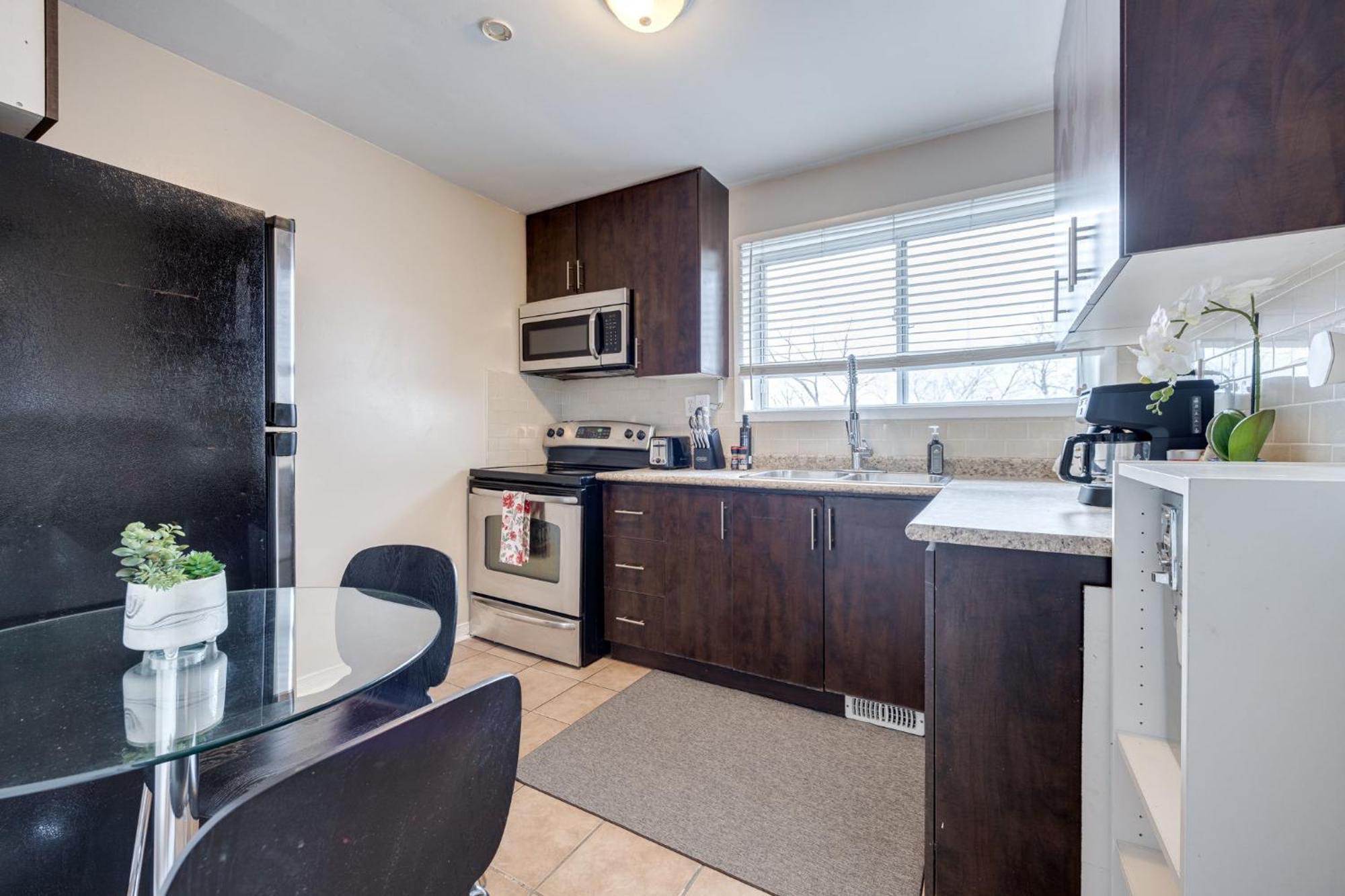 Eglinton West Guest Suite Toronto Ngoại thất bức ảnh