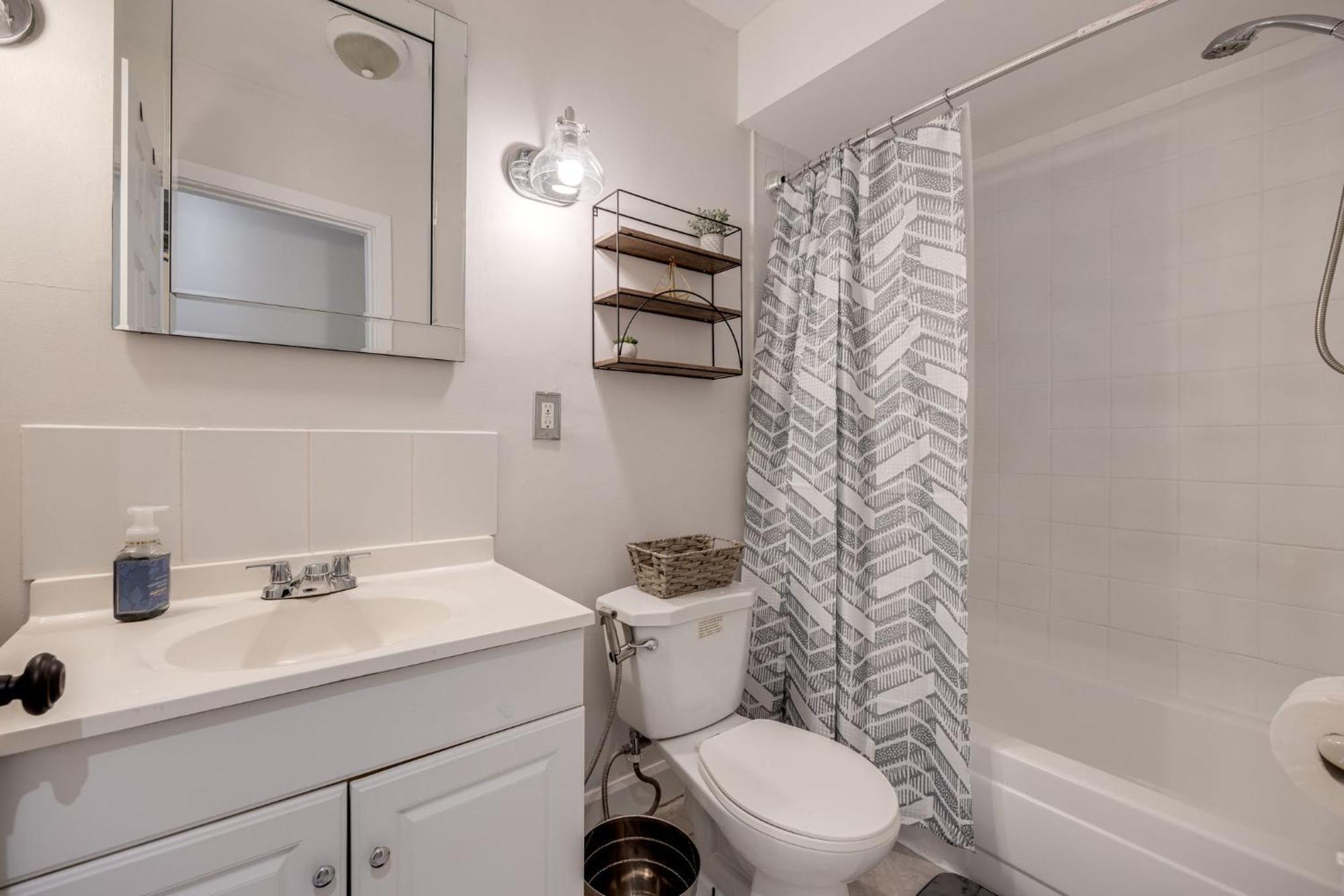 Eglinton West Guest Suite Toronto Ngoại thất bức ảnh
